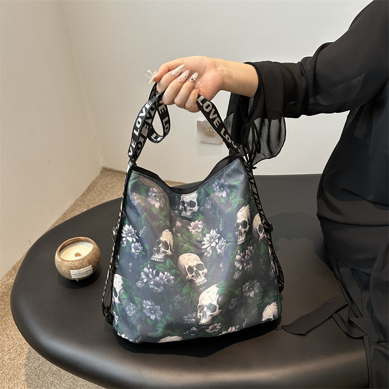 Geantă crossbody din nylon, stil găleată, închidere cu fermoar, căptușeală din poliester și buzunar secret cu fermoar
