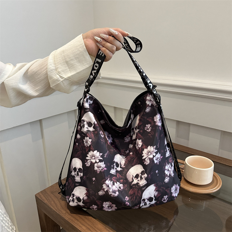 Geantă crossbody din nylon, stil găleată, închidere cu fermoar, căptușeală din poliester și buzunar secret cu fermoar