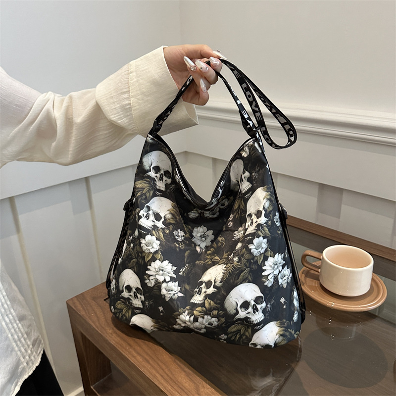 Geantă crossbody din nylon, stil găleată, închidere cu fermoar, căptușeală din poliester și buzunar secret cu fermoar