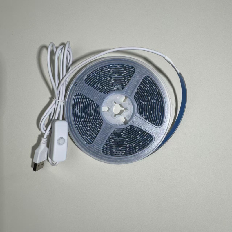 Augalų auginimo LED juosta su 60 × 2835 LED, įvestis 5V, galia 5W, šviesos sklaidos kampas 120°, atspari vandeniui