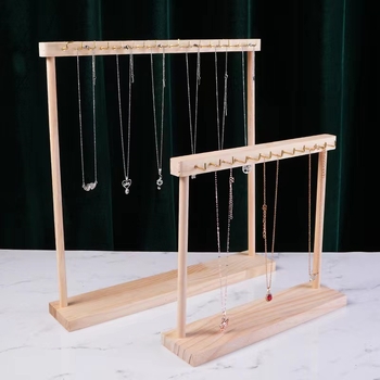 Koka kaklarotu un juvelieru displeja statīvs — viena līmeņa, galda lietošanai, mākslinieciskais stils