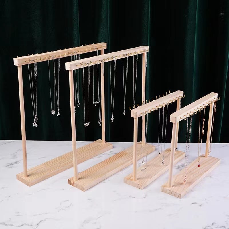 Koka kaklarotu un juvelieru displeja statīvs — viena līmeņa, galda lietošanai, mākslinieciskais stils