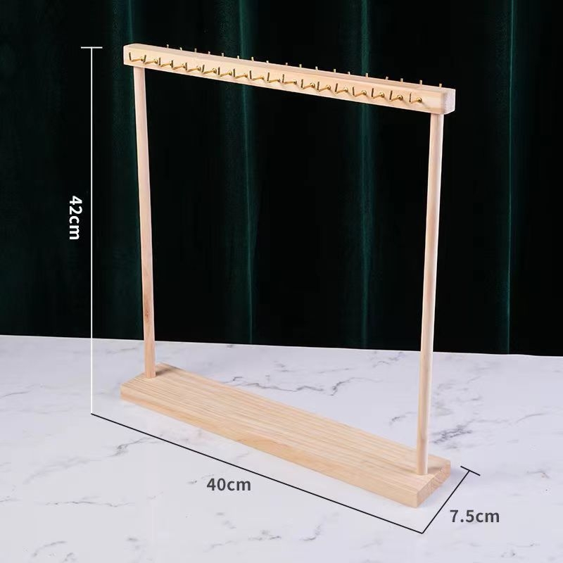 Koka kaklarotu un juvelieru displeja statīvs — viena līmeņa, galda lietošanai, mākslinieciskais stils