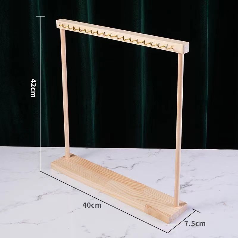 Koka kaklarotu un juvelieru displeja statīvs — viena līmeņa, galda lietošanai, mākslinieciskais stils