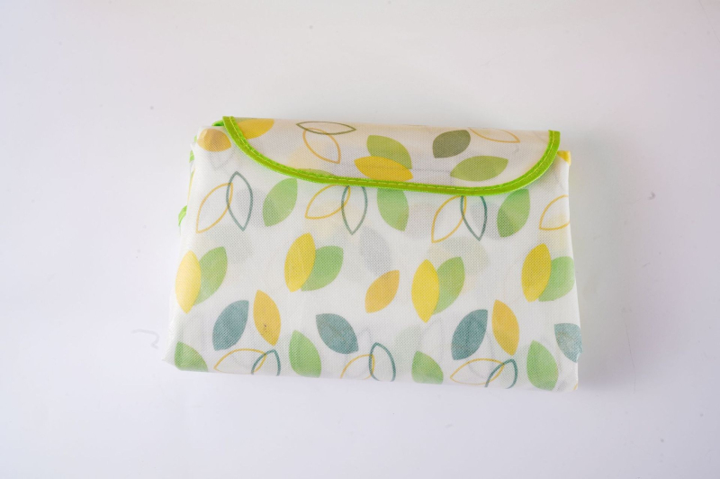 Piknika paklājs – ūdensizturīgs, biezs, pārnēsājams, no nešūta auduma (300 g), 5–6 personām