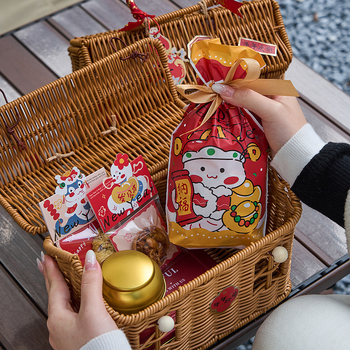 Set cadou de Anul Nou în cutie din răchită cu biscuiți, nuci și tort – 20 pandantive cu ciucuri, cutie cadou din răchită și două panglici norocoase (Anul Șerpiului)