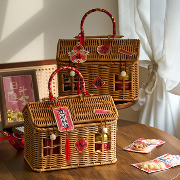 Set cadou de Anul Nou în cutie din răchită cu biscuiți, nuci și tort – 20 pandantive cu ciucuri, cutie cadou din răchită și două panglici norocoase (Anul Șerpiului)