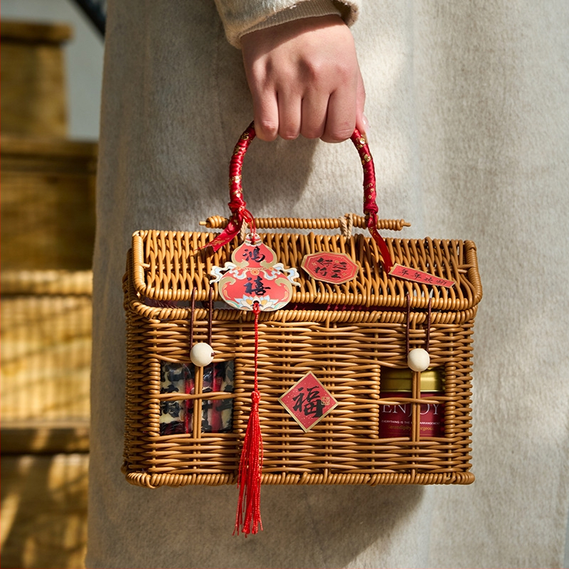 Set cadou de Anul Nou în cutie din răchită cu biscuiți, nuci și tort – 20 pandantive cu ciucuri, cutie cadou din răchită și două panglici norocoase (Anul Șerpiului)