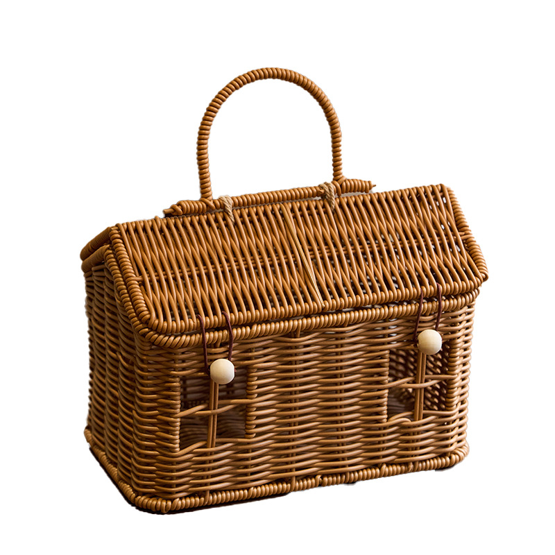 Set cadou de Anul Nou în cutie din răchită cu biscuiți, nuci și tort – 20 pandantive cu ciucuri, cutie cadou din răchită și două panglici norocoase (Anul Șerpiului)