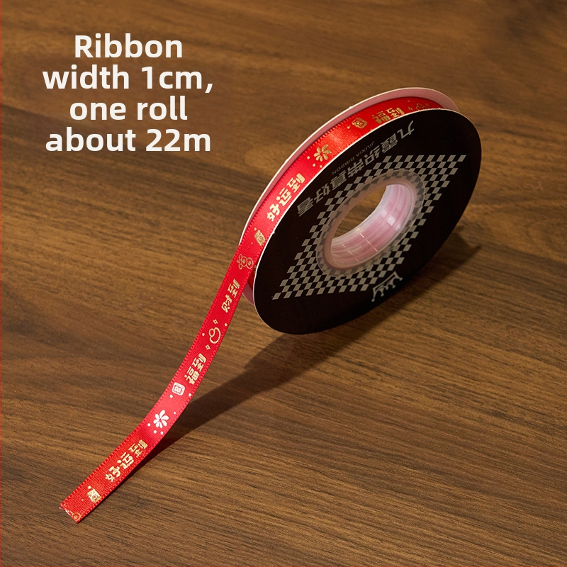 Set cadou de Anul Nou în cutie din răchită cu biscuiți, nuci și tort – 20 pandantive cu ciucuri, cutie cadou din răchită și două panglici norocoase (Anul Șerpiului)