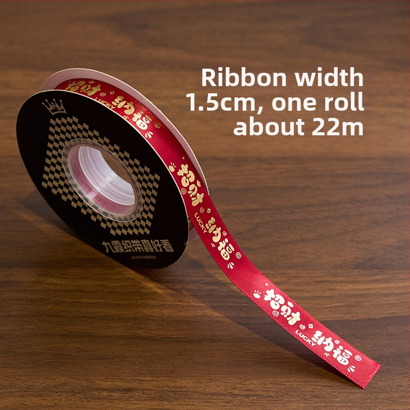 Set cadou de Anul Nou în cutie din răchită cu biscuiți, nuci și tort – 20 pandantive cu ciucuri, cutie cadou din răchită și două panglici norocoase (Anul Șerpiului)