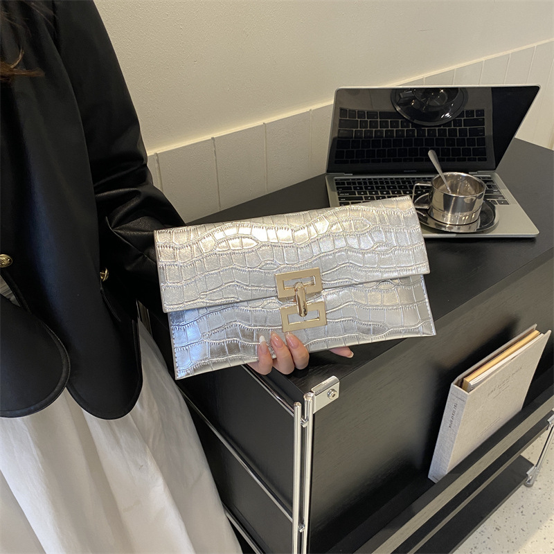 PU medžiagos rankinė miestiško paprastumo stiliuje, Envelope Pack dizainas, horizontali kvadratinė forma, dangteliu uždarymas, 2023 metų vasaros sezonas