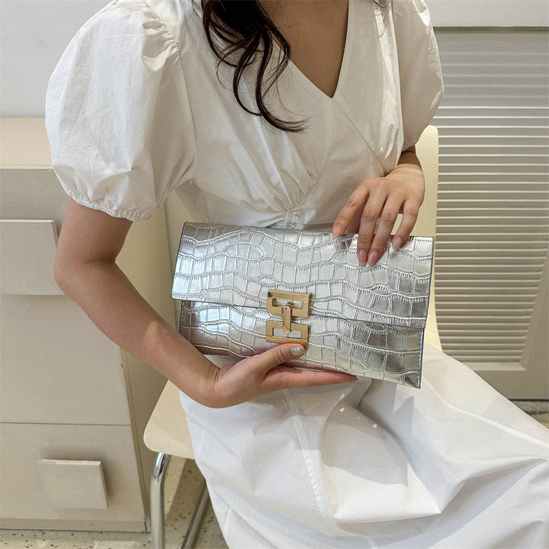 PU odos rankinė su akmens tekstūra ir užrakinama sagteli, 2024 metų pavasaris, gatvės stilius, horizontaliai stačiakampė forma, telefona kišė, išorinė atvira kišenė