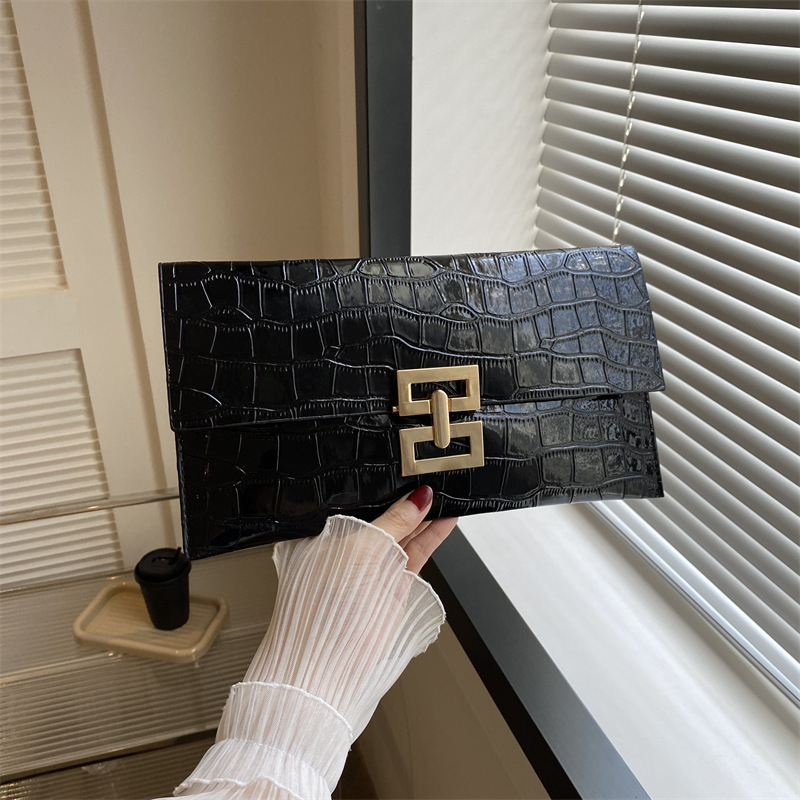 PU odos rankinė su akmens tekstūra ir užrakinama sagteli, 2024 metų pavasaris, gatvės stilius, horizontaliai stačiakampė forma, telefona kišė, išorinė atvira kišenė