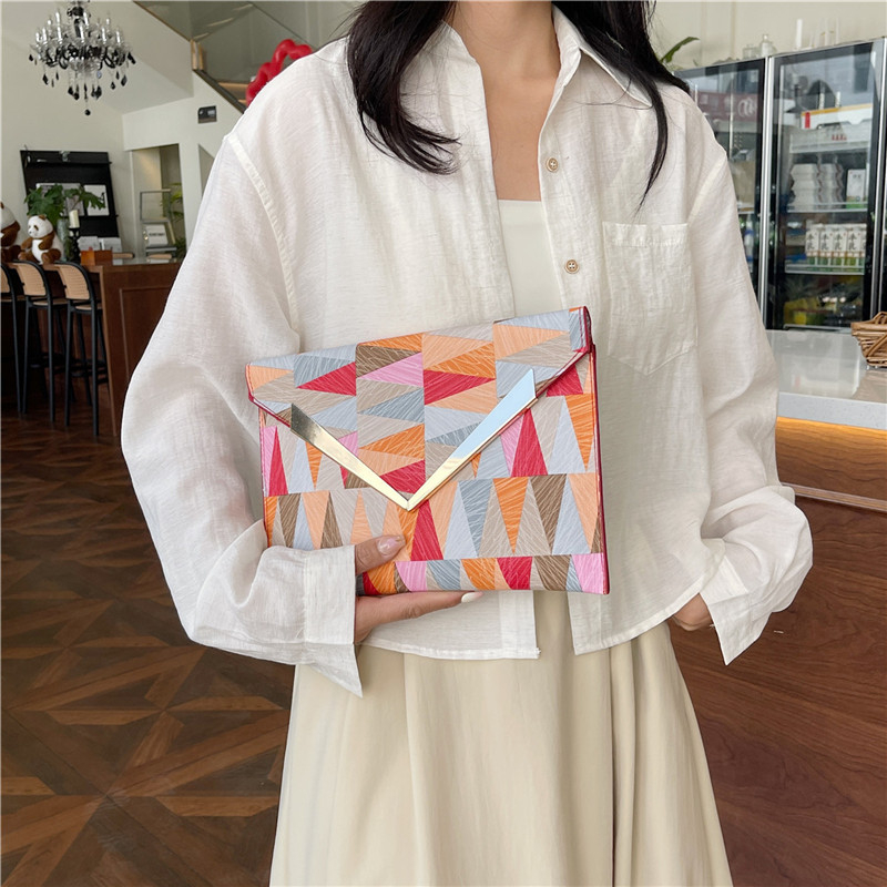 PU odos piniginė – pakuotės stiliaus, gatvės mados, horizontalaus kvadrato forma, uždarytas atidarymas, vidus iš sintetinės odos, 2024 vasara