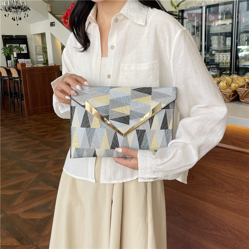 PU odos piniginė – pakuotės stiliaus, gatvės mados, horizontalaus kvadrato forma, uždarytas atidarymas, vidus iš sintetinės odos, 2024 vasara