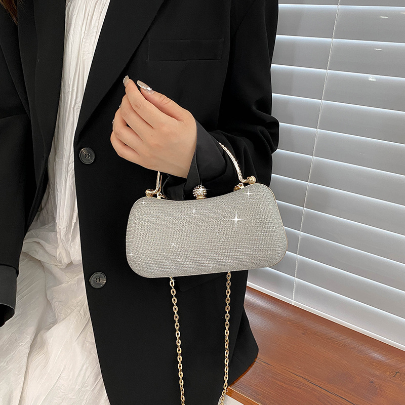 Geantă de damă crossbody cu lanț pentru umăr, în stil street; Material: nylon; Tip geantă: latch bag; Formă: pătrată orizontal; Închidere: latch