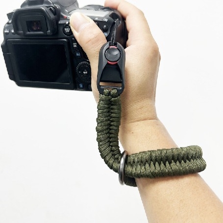 Rokas siksna kamerai ar ātrās atbrīvošanas sprūdu, rokām adīta, saderīga ar DSLR un bez spoguļa kamerām, augsta noslodze un aizsardzība pret zaudējumu