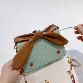 PU anyagú crossbody táska, horizontálisan négyszögletes formájú, fedél típusú nyitás, belső ID-kártya zseb