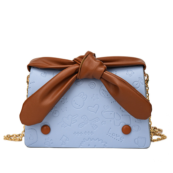 PU anyagú crossbody táska, horizontálisan négyszögletes formájú, fedél típusú nyitás, belső ID-kártya zseb