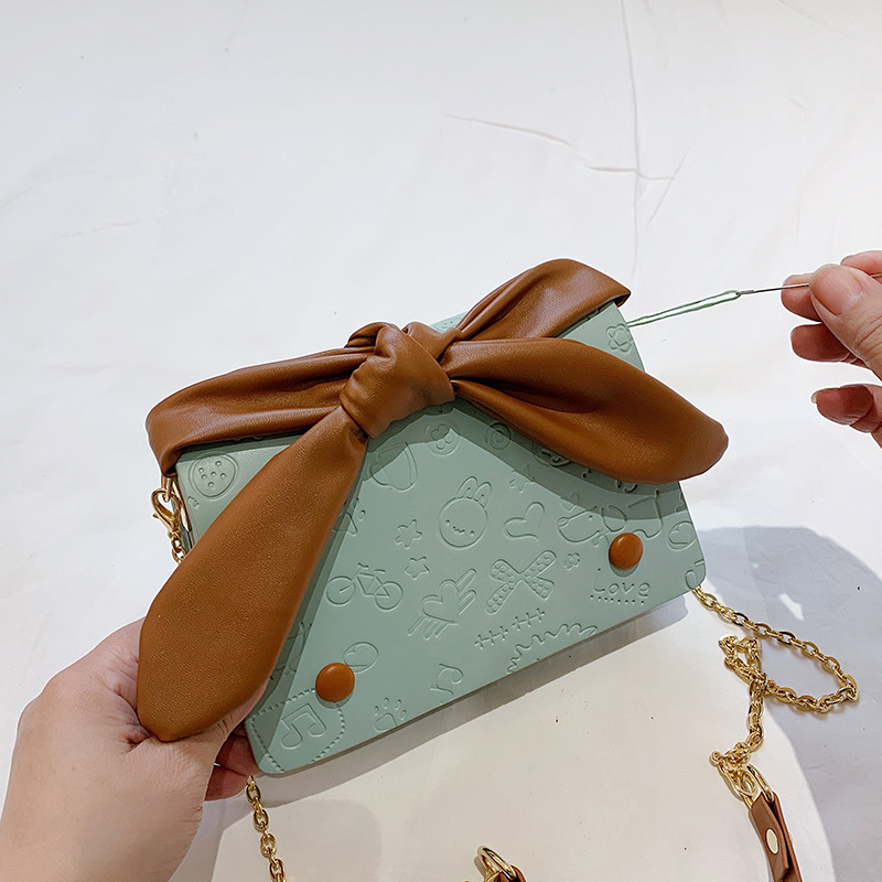 PU anyagú crossbody táska, horizontálisan négyszögletes formájú, fedél típusú nyitás, belső ID-kártya zseb