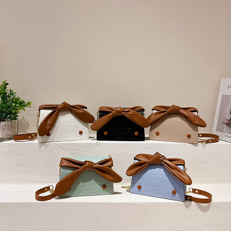 PU anyagú crossbody táska, horizontálisan négyszögletes formájú, fedél típusú nyitás, belső ID-kártya zseb