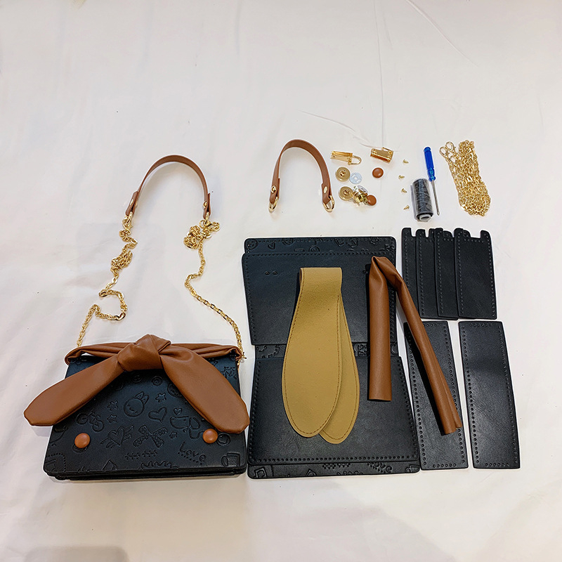 PU anyagú crossbody táska, horizontálisan négyszögletes formájú, fedél típusú nyitás, belső ID-kártya zseb