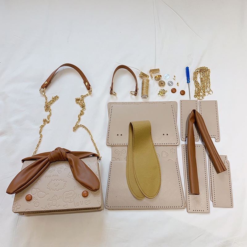 PU anyagú crossbody táska, horizontálisan négyszögletes formájú, fedél típusú nyitás, belső ID-kártya zseb