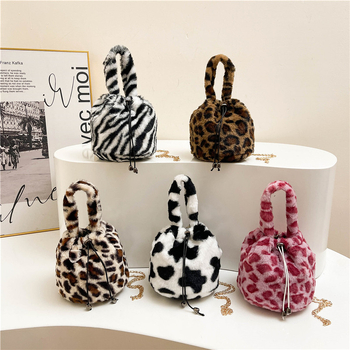 Τσάντα τύπου bucket από βελούδινο ύφασμα, οβάλ σχήματος, κλείσιμο με κορδόνι, εσωτερικές θήκες για κινητό και ταυτότητα, με ένα λουρί