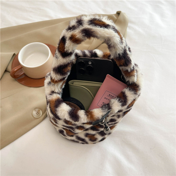 Τσάντα τύπου bucket από βελούδινο ύφασμα, οβάλ σχήματος, κλείσιμο με κορδόνι, εσωτερικές θήκες για κινητό και ταυτότητα, με ένα λουρί