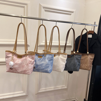 Дамска чанта за рамо Tote — деним, подплата от изкуствена кожа, хоризонтална квадратна форма, цип