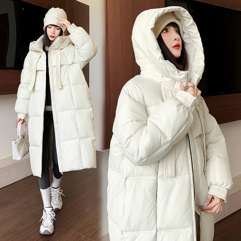 Moteriška žieminė striukė su pūko-pamuko užpildas, pagrindinė medžiaga poliesteris, gobtuvė, užtrauktukas, nuimamas pamušalas, storas, siauras kirpimas