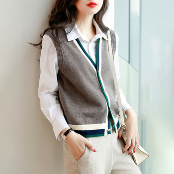 Πλεκτό γιλέκο-ζακέτα με V-λαιμό, χωρίς μανίκια, μπροστινό κλείσιμο με κουμπιά, βελούδινο ακρυλικό-πολυεστερικό μείγμα, φθινόπωρο 2024