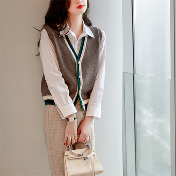 Πλεκτό γιλέκο-ζακέτα με V-λαιμό, χωρίς μανίκια, μπροστινό κλείσιμο με κουμπιά, βελούδινο ακρυλικό-πολυεστερικό μείγμα, φθινόπωρο 2024