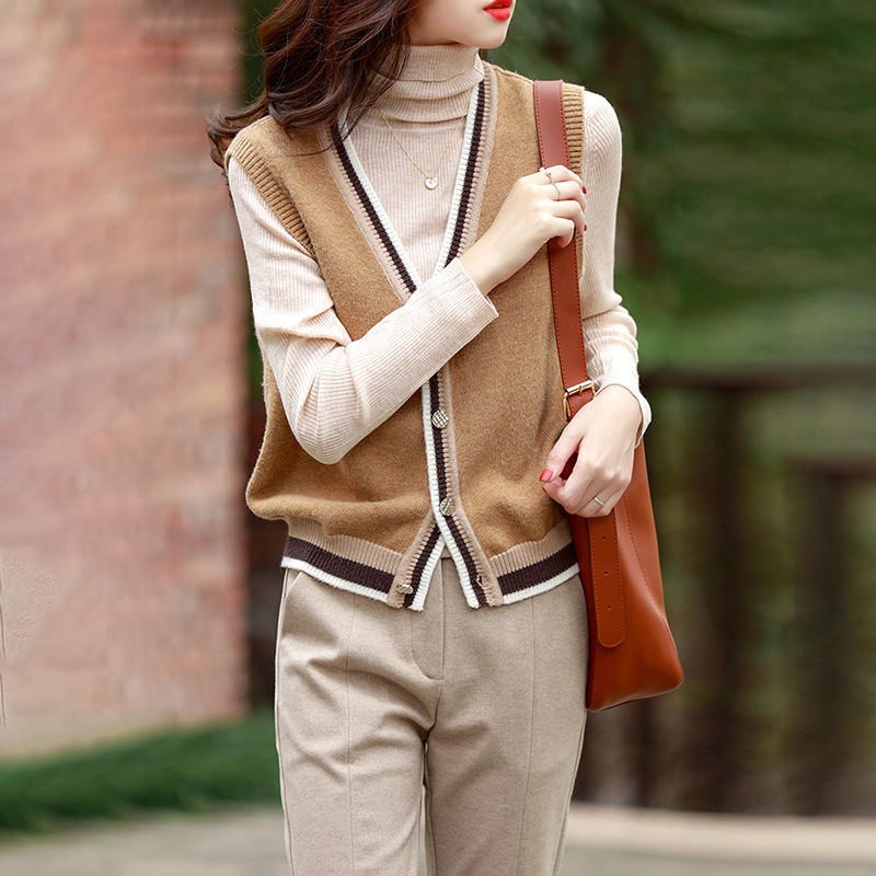 Πλεκτό γιλέκο-ζακέτα με V-λαιμό, χωρίς μανίκια, μπροστινό κλείσιμο με κουμπιά, βελούδινο ακρυλικό-πολυεστερικό μείγμα, φθινόπωρο 2024