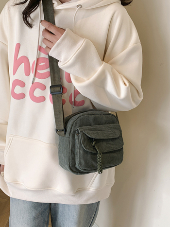 Τσάντα ώμου Corduroy — οριζόντια τετράγωνη μορφή, κλείσιμο με φερμουάρ, επένδυση πολυεστέρα, θήκη για ID κάρτα