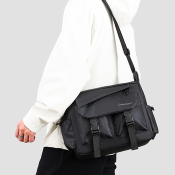 Vīriešu plecu soma – ūdensnecaurlaidīga, liela ietilpība, korejiešu stila modes, ultra viegla, nodilumizturīga (Materiāls: ādas plēve; Odere: poliesters; Ūdensnecaurlaidība; Ultra vieglums; Nodiluma izturība)