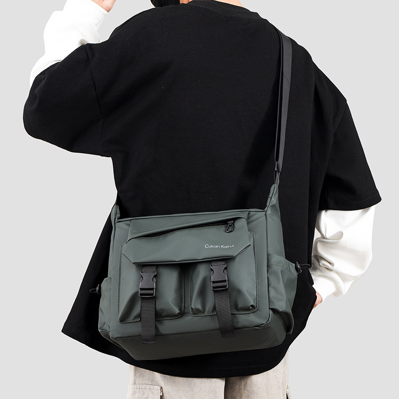 Vīriešu plecu soma – ūdensnecaurlaidīga, liela ietilpība, korejiešu stila modes, ultra viegla, nodilumizturīga (Materiāls: ādas plēve; Odere: poliesters; Ūdensnecaurlaidība; Ultra vieglums; Nodiluma izturība)