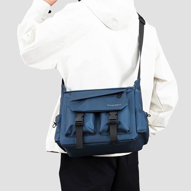 Vīriešu plecu soma – ūdensnecaurlaidīga, liela ietilpība, korejiešu stila modes, ultra viegla, nodilumizturīga (Materiāls: ādas plēve; Odere: poliesters; Ūdensnecaurlaidība; Ultra vieglums; Nodiluma izturība)