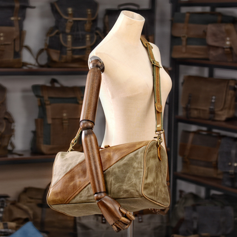 Geantă de bărbați din canvas, crossbody cilindrică, impermeabilă, încape un laptop de 12 inchi, MAKETINA/Mike Dina, model 5180