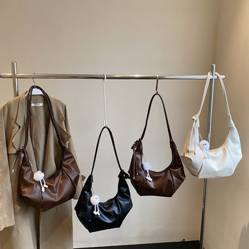 Υλικό PU, μορφή dumpling, άνοιγμα με φερμουάρ, επένδυση πολυεστέρα, εσωτερικό τσεπάκι με φερμουάρ και τσέπη ID