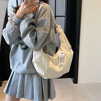 Υλικό PU, μορφή dumpling, άνοιγμα με φερμουάρ, επένδυση πολυεστέρα, εσωτερικό τσεπάκι με φερμουάρ και τσέπη ID