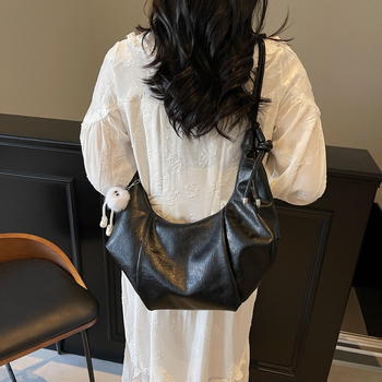 Υλικό PU, μορφή dumpling, άνοιγμα με φερμουάρ, επένδυση πολυεστέρα, εσωτερικό τσεπάκι με φερμουάρ και τσέπη ID