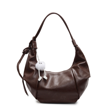 Υλικό PU, μορφή dumpling, άνοιγμα με φερμουάρ, επένδυση πολυεστέρα, εσωτερικό τσεπάκι με φερμουάρ και τσέπη ID