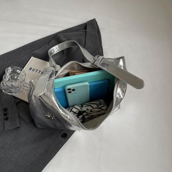 Τσαντάκι υπό μασχάλη με πλισέ πεταλούδας, PU υλικό, κλείσιμο με φερμουάρ, οριζόνιο τετράγωνο σχήμα, εσωτερική θήκη με φερμουάρ — street-style