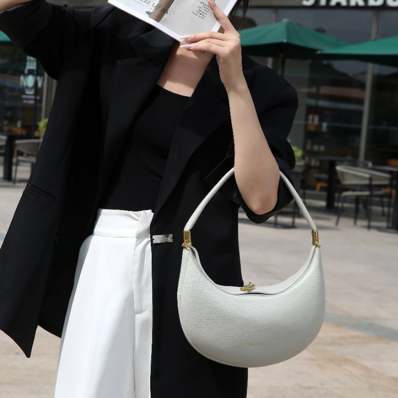 PU anyagú félhold alakú designer kézitáska, mágneszárral, telefontárolóval, utcai divat-stílus