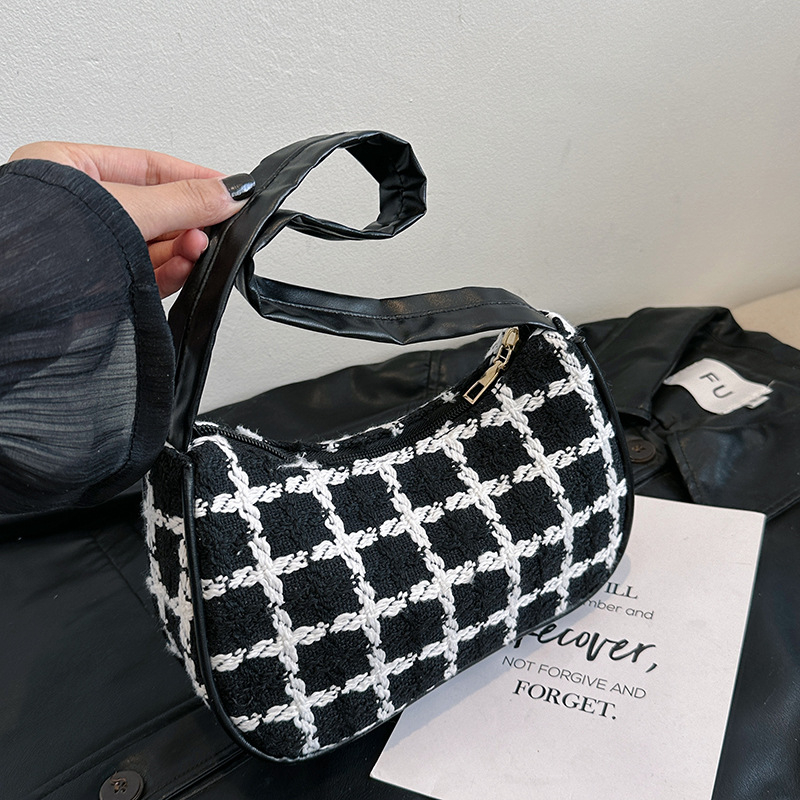 Pečių rankinė, gatvės stiliaus, kanvas medžiaga, horizontali kvadratinė forma, užtrauktukas, telefono kišenė