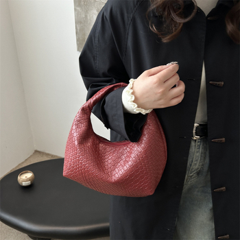 Γυναικεία τσάντα: στυλ δρόμου, πλεγμένο υλικό, οριζόντιο τετράγωνο σχήμα, φερμουάρ, θήκη για κινητό