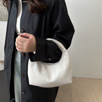 Γυναικεία τσάντα: στυλ δρόμου, πλεγμένο υλικό, οριζόντιο τετράγωνο σχήμα, φερμουάρ, θήκη για κινητό