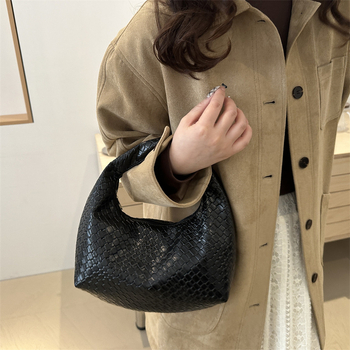 Γυναικεία τσάντα: στυλ δρόμου, πλεγμένο υλικό, οριζόντιο τετράγωνο σχήμα, φερμουάρ, θήκη για κινητό